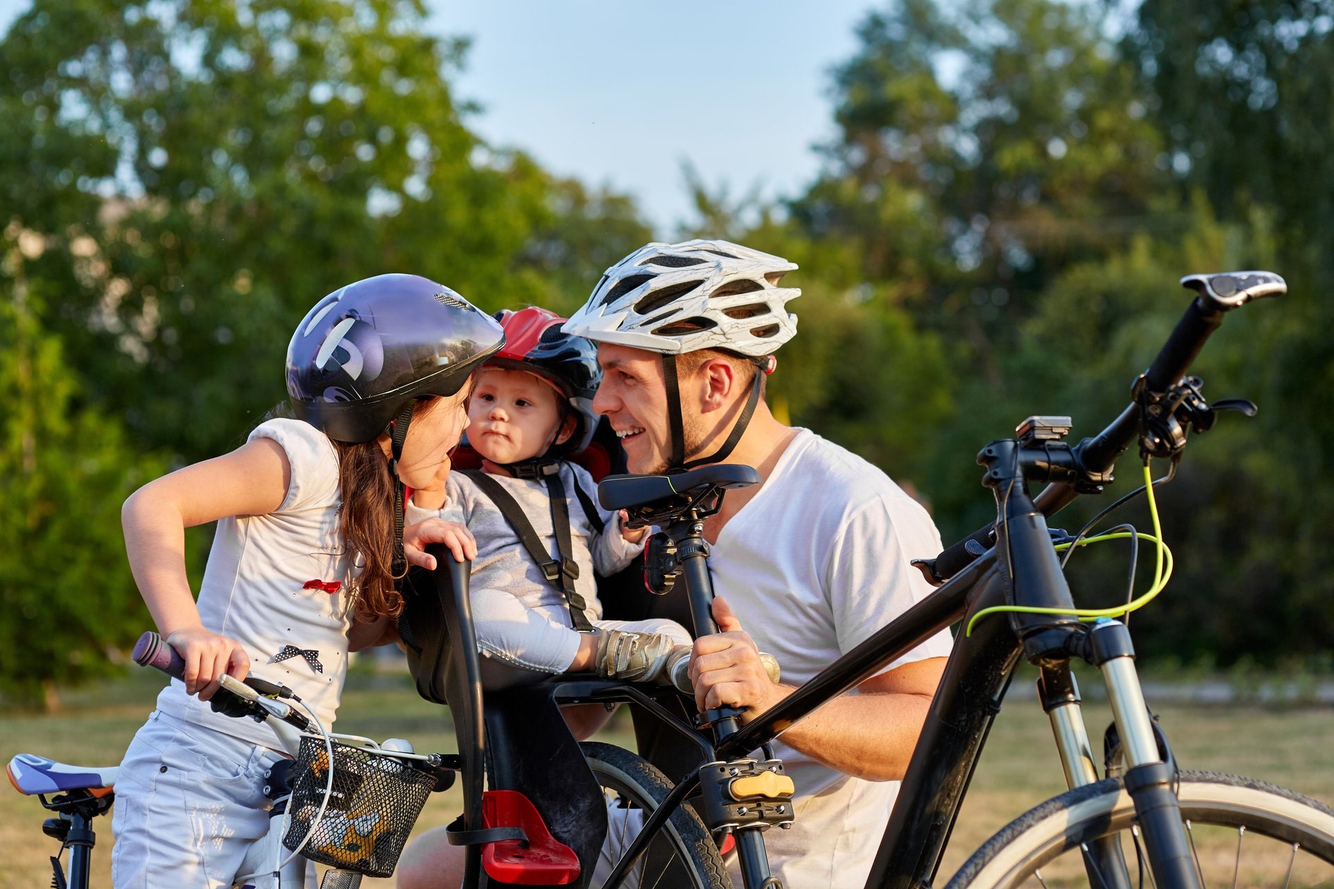 Riding daddy. Семья на велосипедах. Family Bike Ride photos Promo High quality.