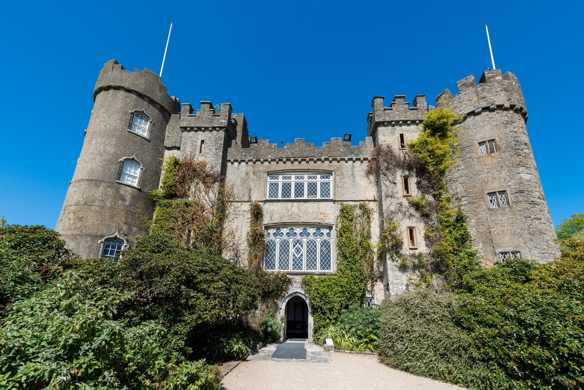 Castle перевод на русский. Абдоминальная Malahide Castle. Малахайд замок с верху. Malahide Castle произношение. Малахайд замок вид с верху.