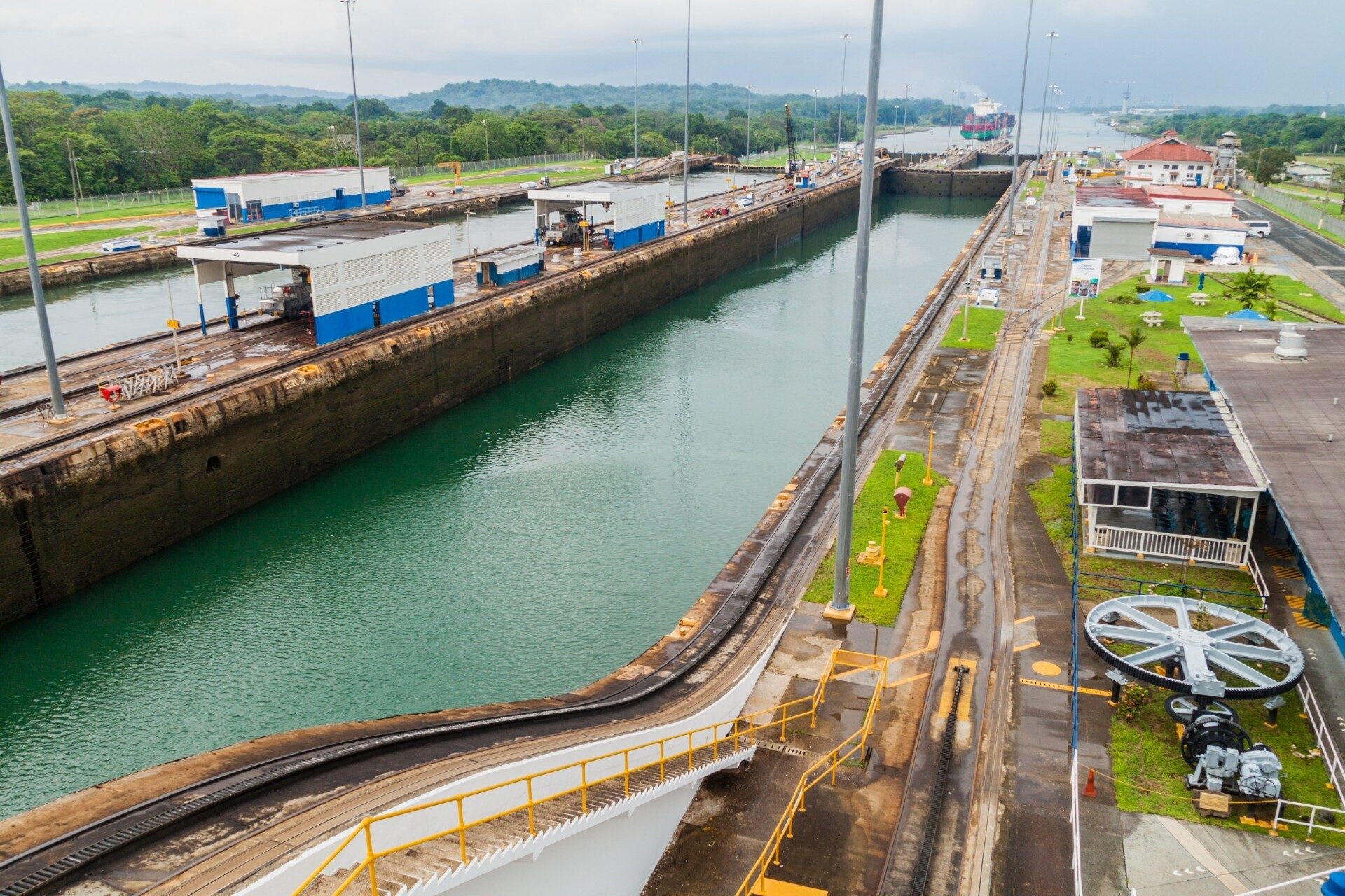 does celebrity cruise lines go through the panama canal