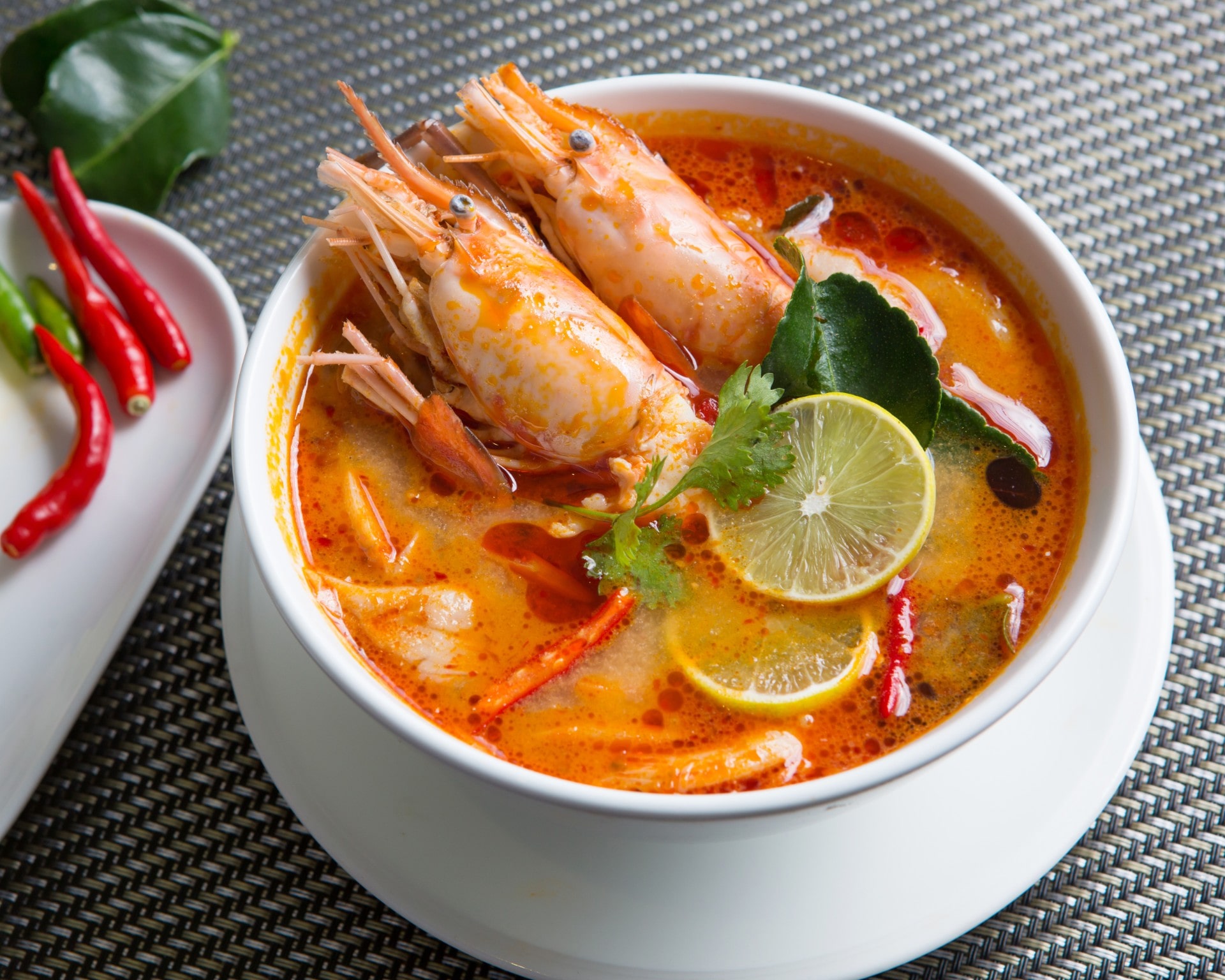 Рифленые том ям по тайски. Tom Yum Goong. Суп Tom Yum (том ям). Тайский суп том-ям кунг. Суп том ям в Тайланде.