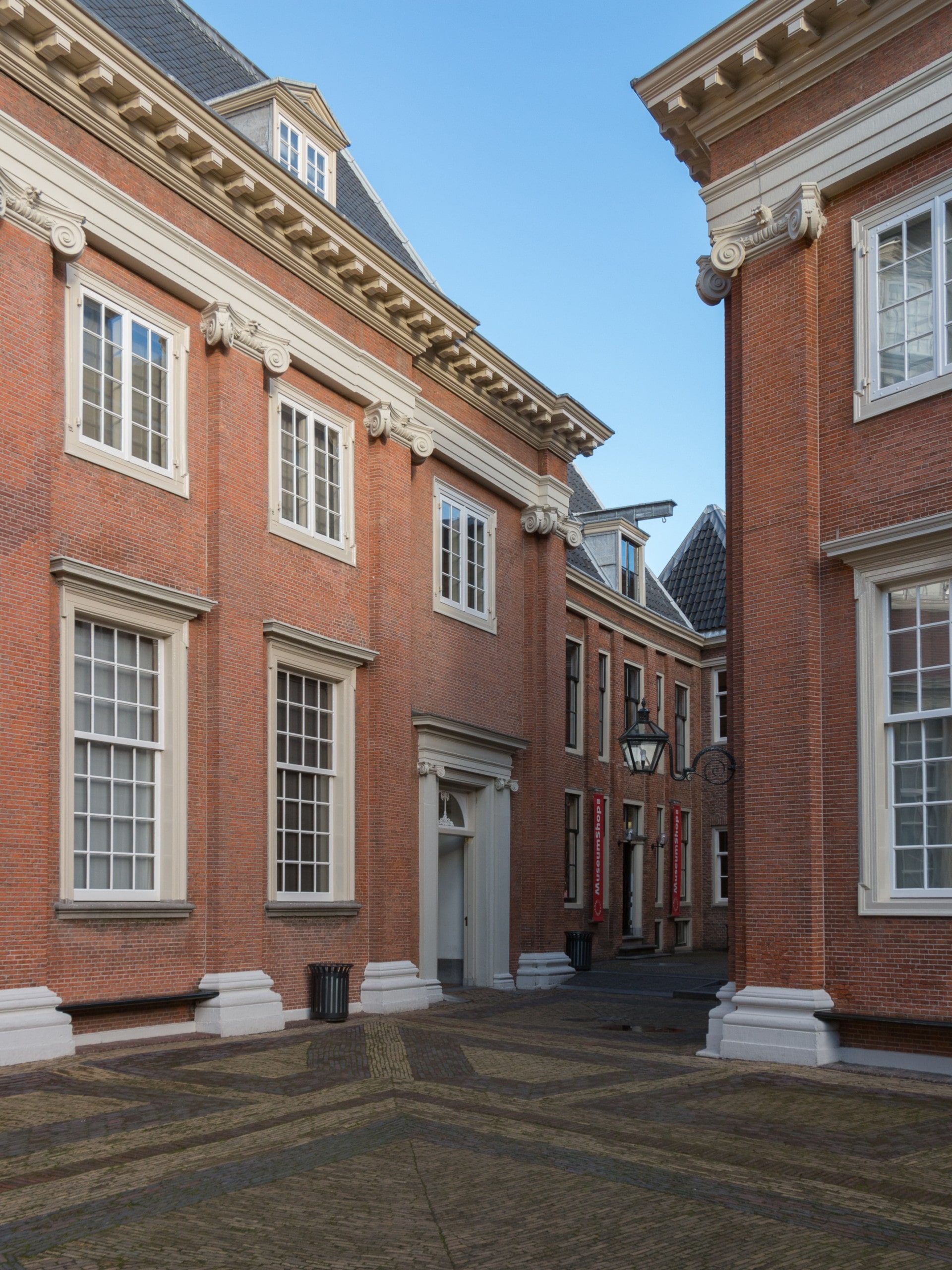 Amsterdam museum. Амстердамский исторический музей. Еврейский музей в Амстердаме. Нидерланды исторические музеи. Государственная Академия изящных искусств в Амстердаме.