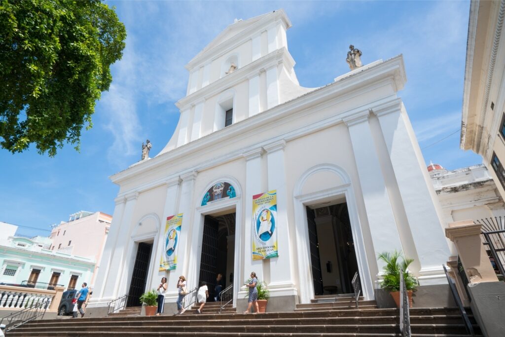 White facade of Catedral de San Juan Bautista
