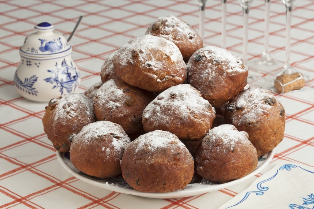 What to eat in Amsterdam - oliebollen