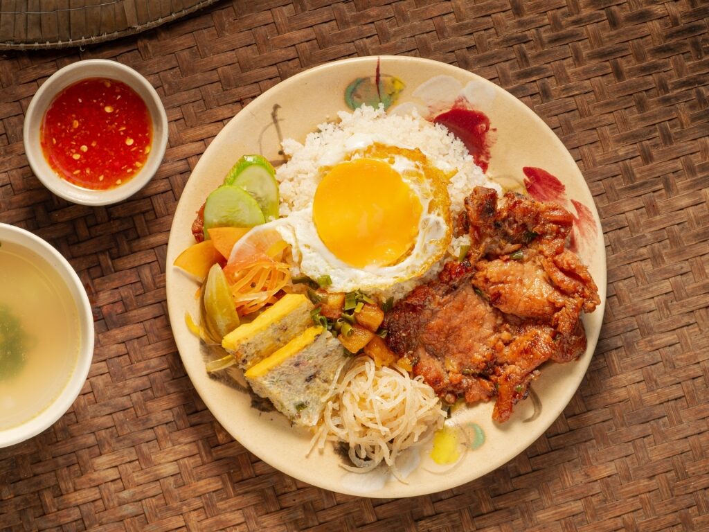 Cơm tấm on a plate