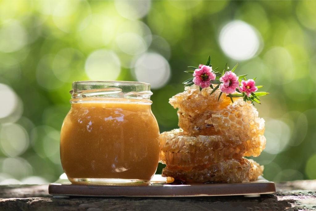 Manuka honey in a jar