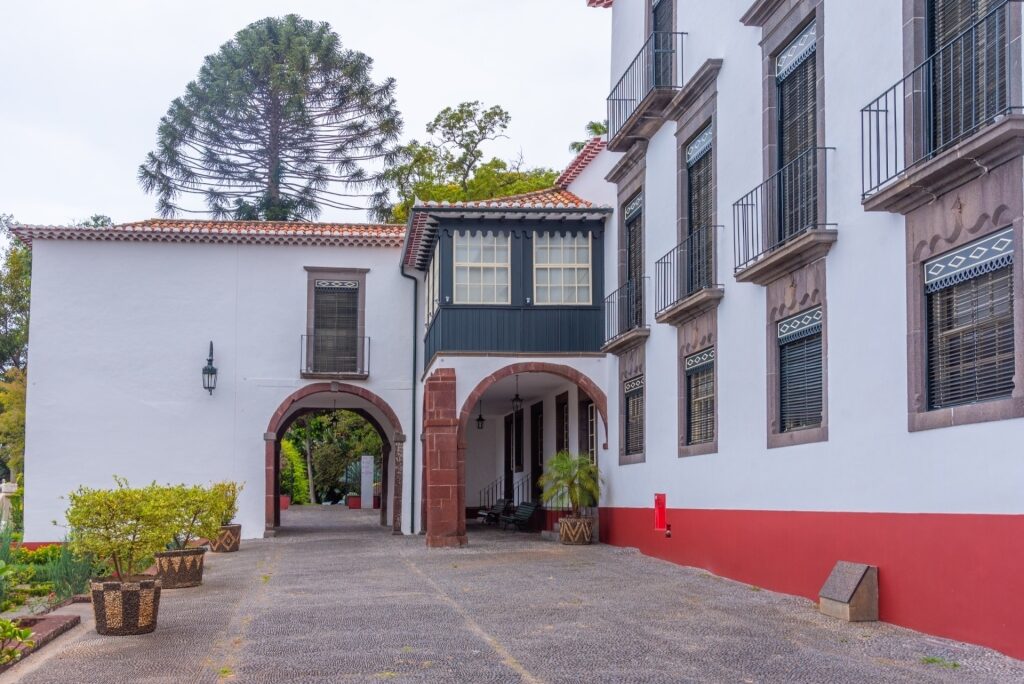 White facade of Quinta das Cruzes Museum