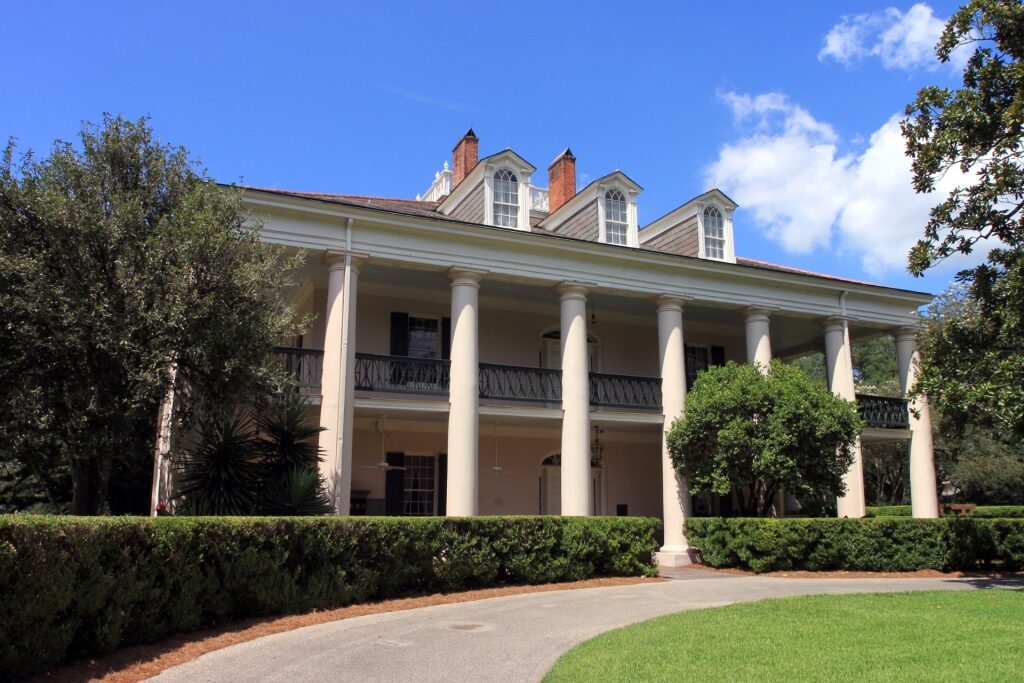 Exterior of Oak Alley Plantation