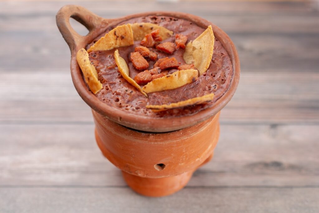 Honduran food - Anafre de frijoles