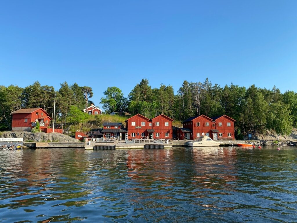 Red buildings along the coast of Fjäderholmarna