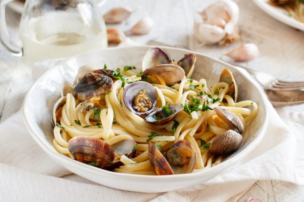 Bowl of linguine alle vongole